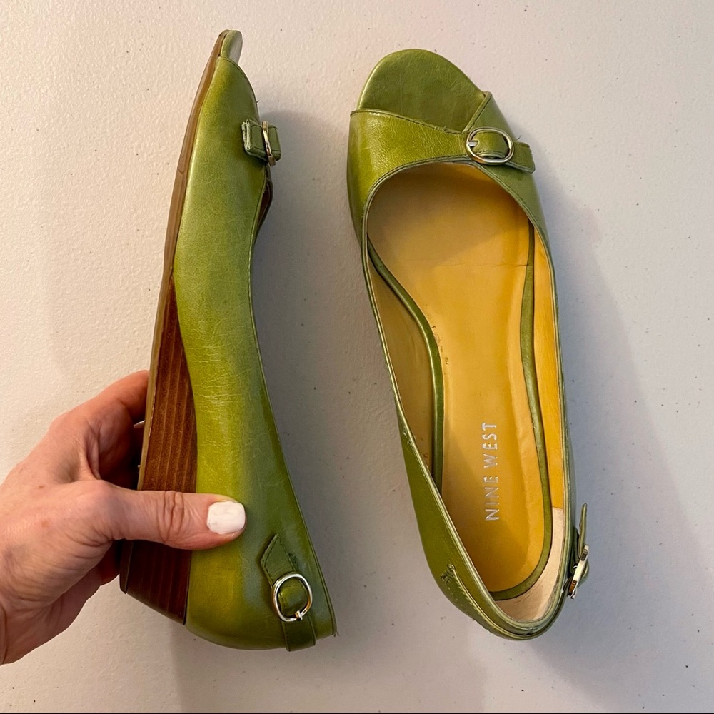 Nine West Size 7 1/2M Green Peep-toe Flats with Mini-Wedge Heel